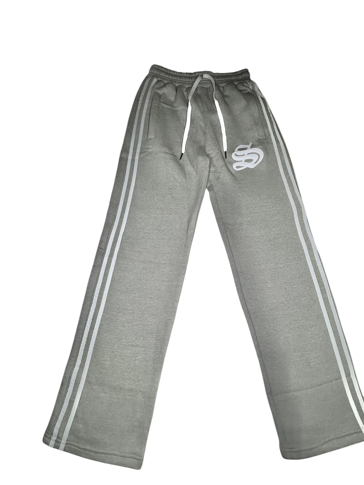 CROPPED GREY HOODIE & SWEATPANTS.